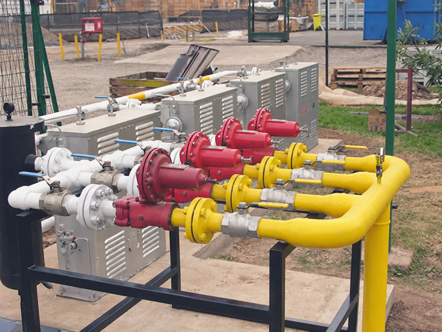 Conjunto de reguladores y tuberías de una red de gas industrial