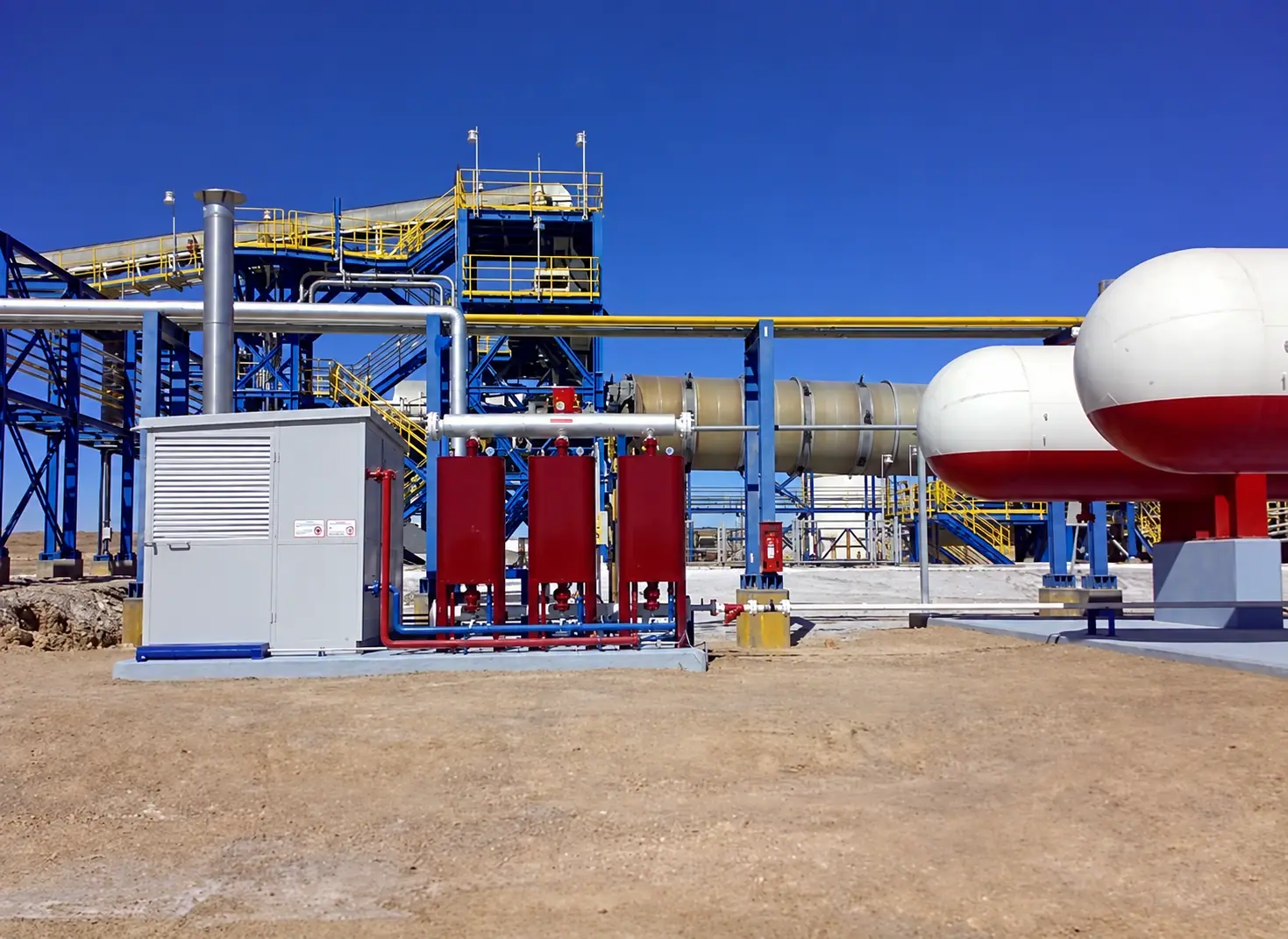 Planta industrial con estanques, equipos y redes de gas